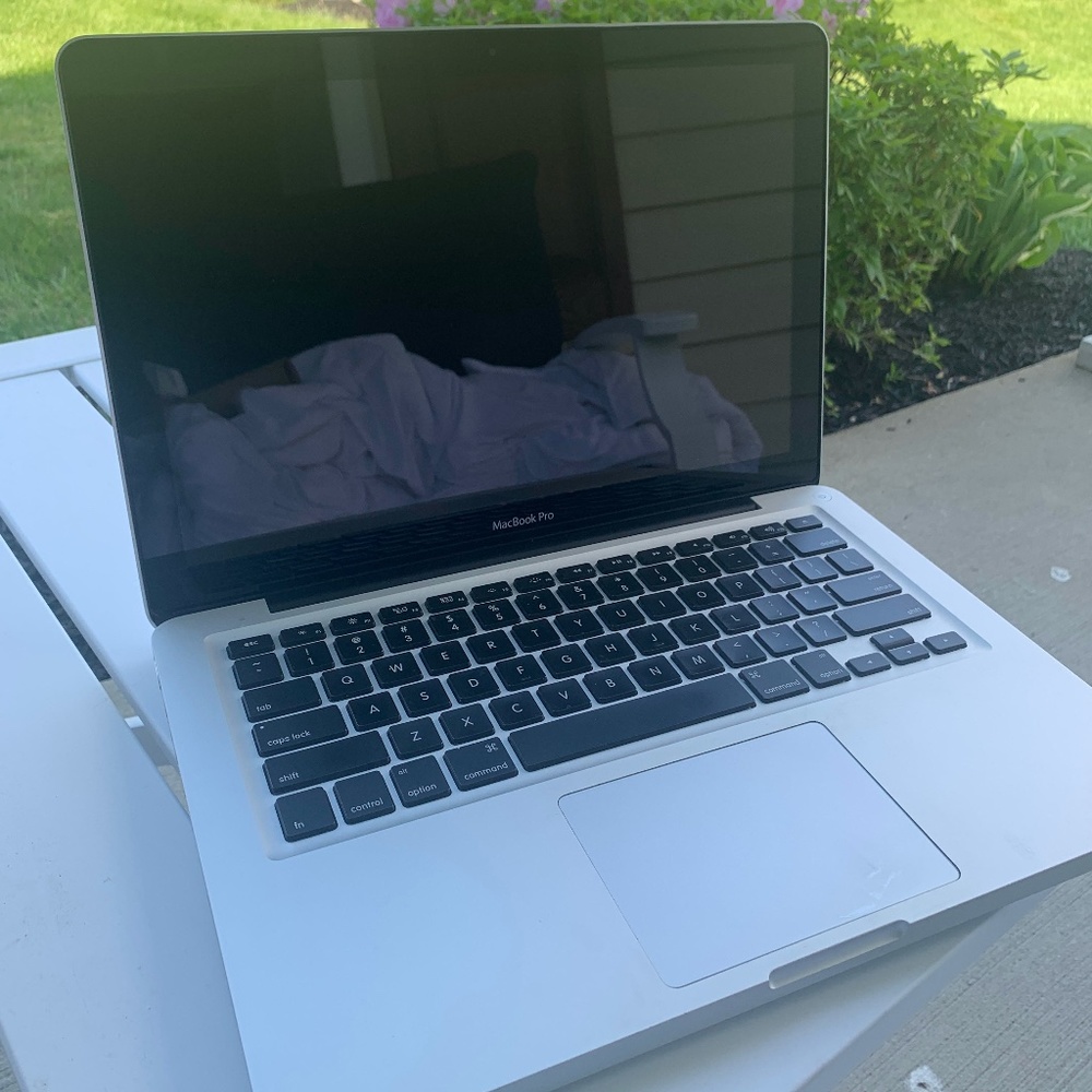 MacBook Pro 2010 13.3inch - Picture 1 of 5